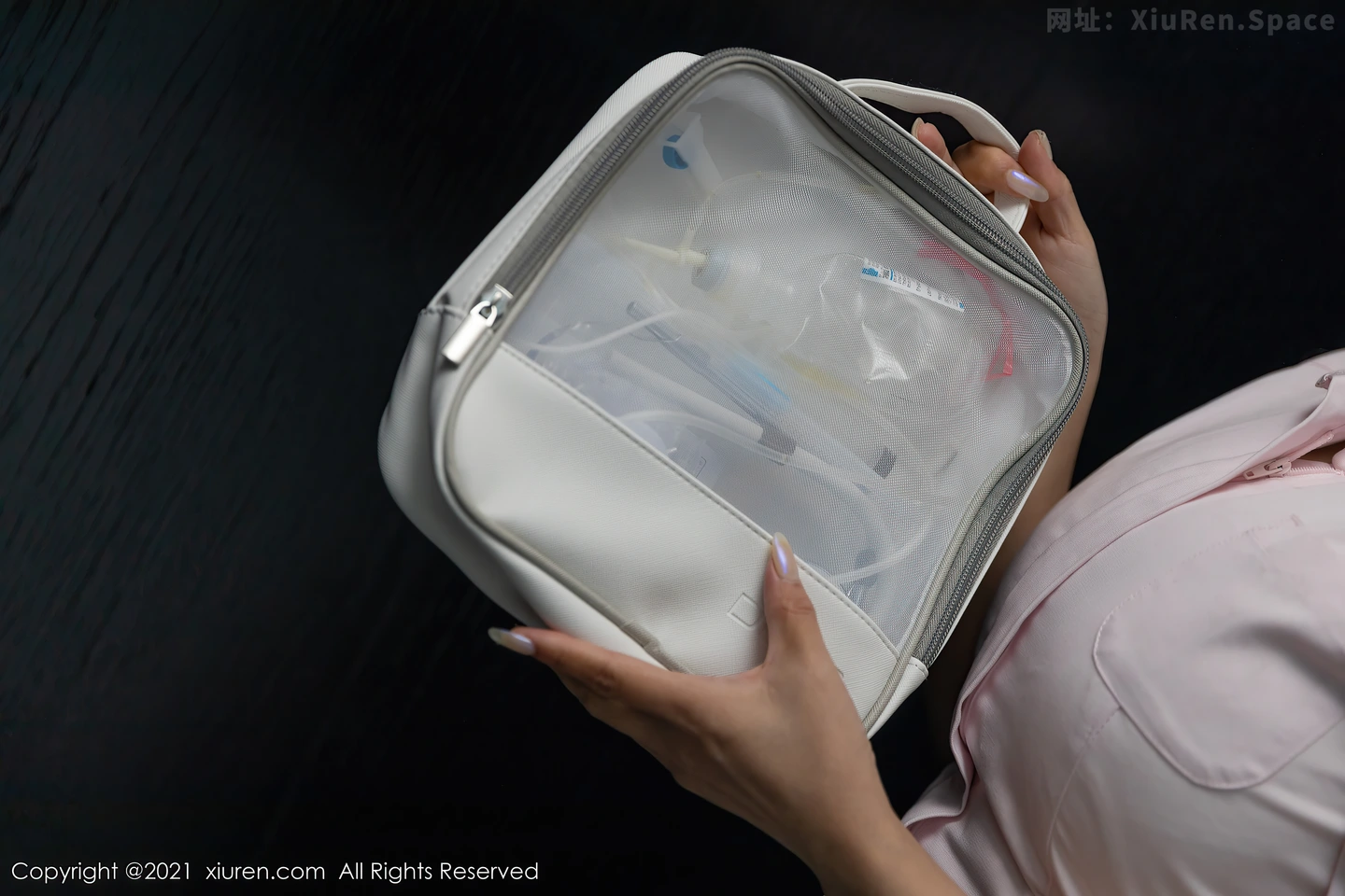 图片[5]-[Xiuren秀人网] 2021.11.12 VOL.4209 王雨纯 允爾模特合集粉色情趣制服与蕾丝内衣加丝袜美腿私房写真集-秀人网官方网站